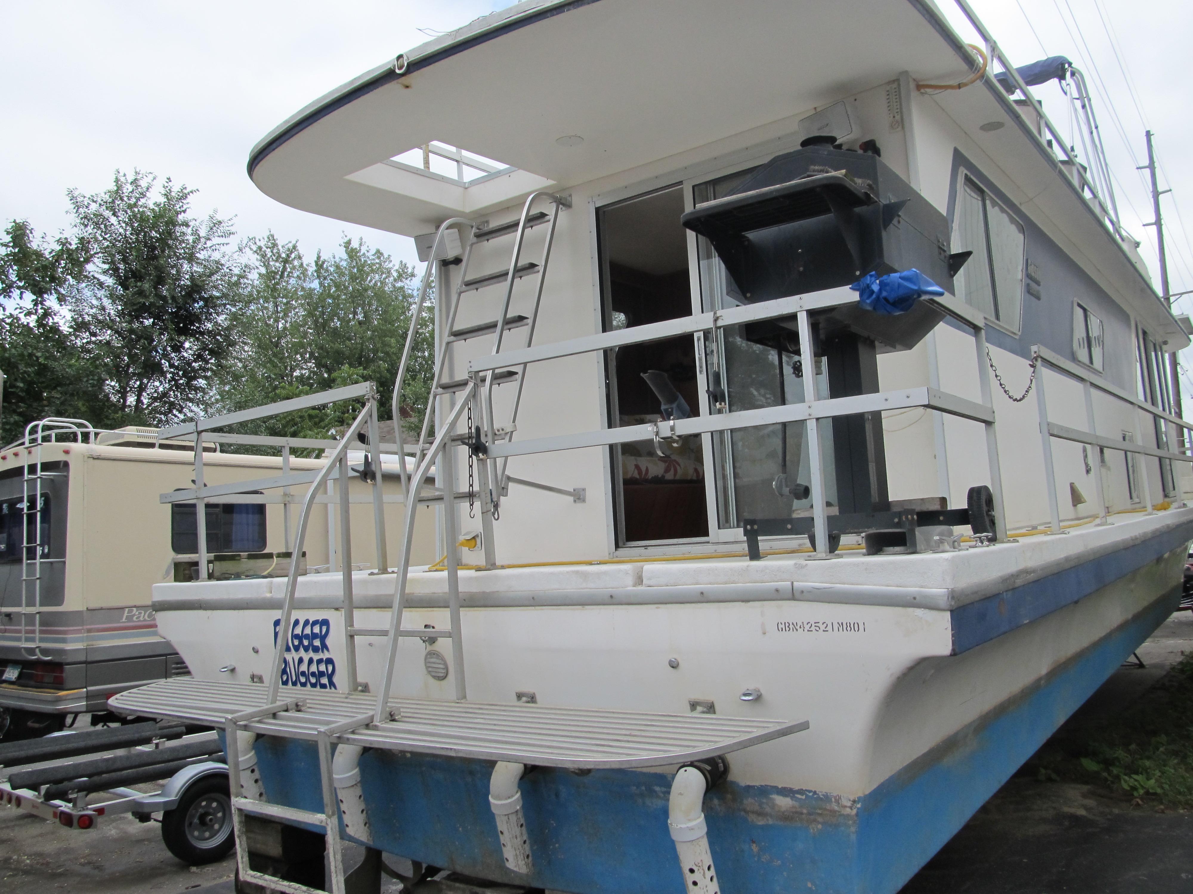 House Boats Rugged River Resort